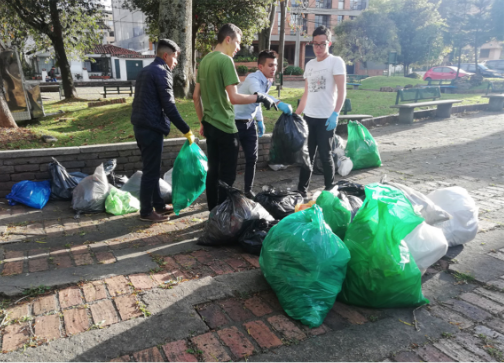 Recolección de bolsas de diferentes puntos del barrio.