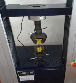 Ensayo a tracci&oacute;n directa de fibra por medio de maquina universal MTS.