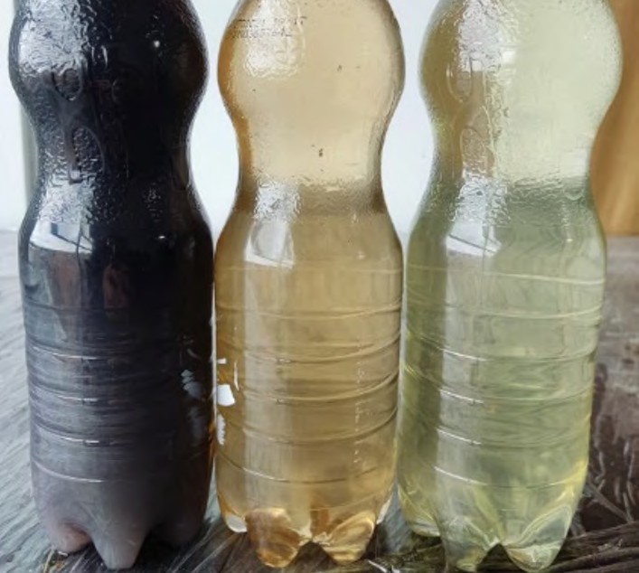 Muestras de agua cruda (a), clarificada
(b) y oxidada (c).