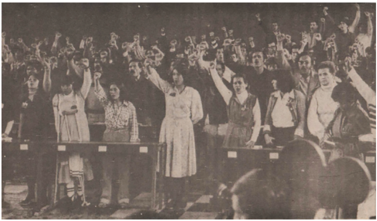 Fotografía del Consejo de Guerra del M-19.  Con los brazos en alto los sindicados
del M-19 entonan el himno nacional.