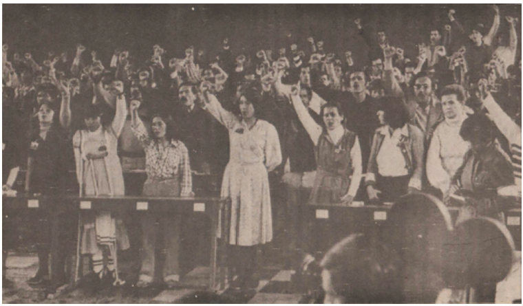 Fotograf&iacute;a del Consejo de Guerra del M-19.  Con los brazos en alto los sindicados
del M-19 entonan el himno nacional.