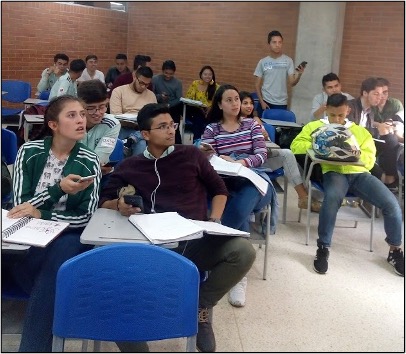 Estudiantes de s&eacute;ptimo semestre de ingenier&iacute;a industrial en el aula de clase
presencial
