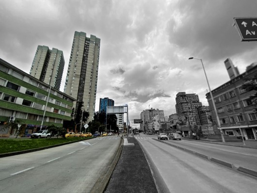 Ciudad de Bogotá, se ve una avenida en la cual una parte se enceuntra a color y otra a blanco y negro, mostrando el horizonte. Imagen aportada por Alejandra Garrido Moreno, integrante del equipo Revista Polisemia.