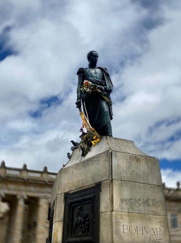 Estatua Simón Bolívar vista desde abajo. Plaza de Bolívar Bogotá.  Imagen aportada por Alejandra Garrido Moreno, integrante del equipo Revista Polisemia.. Imagen 